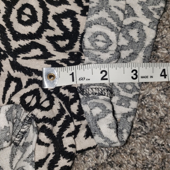 Kiss&Cry| Linen Blend Geometric Shorts with Pockets - Picture 4 of 5